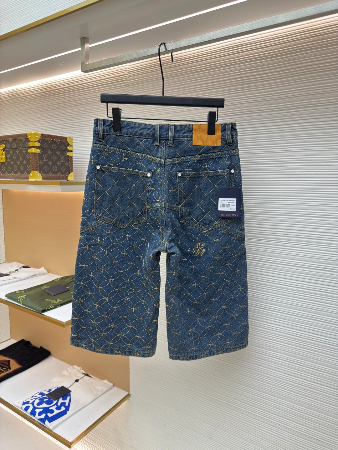 LOUIS VUITTON nigo boot line embroidered denim shorts ●Authentic product: Purchased and developed by 18073 ●Item number: 1680651-A85 ●Fabric: denim fabric ●Technology: jacquard embroidery production ●Version: fitted version ●Weight: about 900 grams ●Size: S-M-L-XL ●Description: Using embroidery pattern stitching, the rice grain full-frame embroidery process is characterized by using fine embroidery techniques to evenly and densely embroider patterns or patterns similar to the size of rice grains on the entire embroidery to achieve full coverage, exquisite and delicate visual effects. During embroidery, the use of stitches and embroidery threads forms small units similar to rice grains. These units are closely arranged to form the overall pattern. The craftsmanship is quite complex, giving people an artistic visual enjoyment. The inner cover is pieced together, and the one that comes into contact with the skin is cotton. The process is cumbersome and synchronized with the original version. The flat nails and door sill buttons are clearly and delicately engraved, the environmentally friendly electroplating adopts a bronze opening and closing design, the back waist leather plate has an iron-moulded pattern with contrasting colors, and is made of genuine first-layer cowhide suede. A full set of new accessories are customized simultaneously, and the details are handled perfectly. The skateboard has a straight design, a loose cut, wide and stylish, focusing on the comfort and freedom of wearing the upper body. Compatible with the same series, exclusive product. The overall wiring is straight and delicate, the fabric is comfortable and soft, and the color is consistent without color difference. It can be matched with the same style to create a fashionable look and control various occasions. Customized accessories, complete with three standards, same style for men and women!